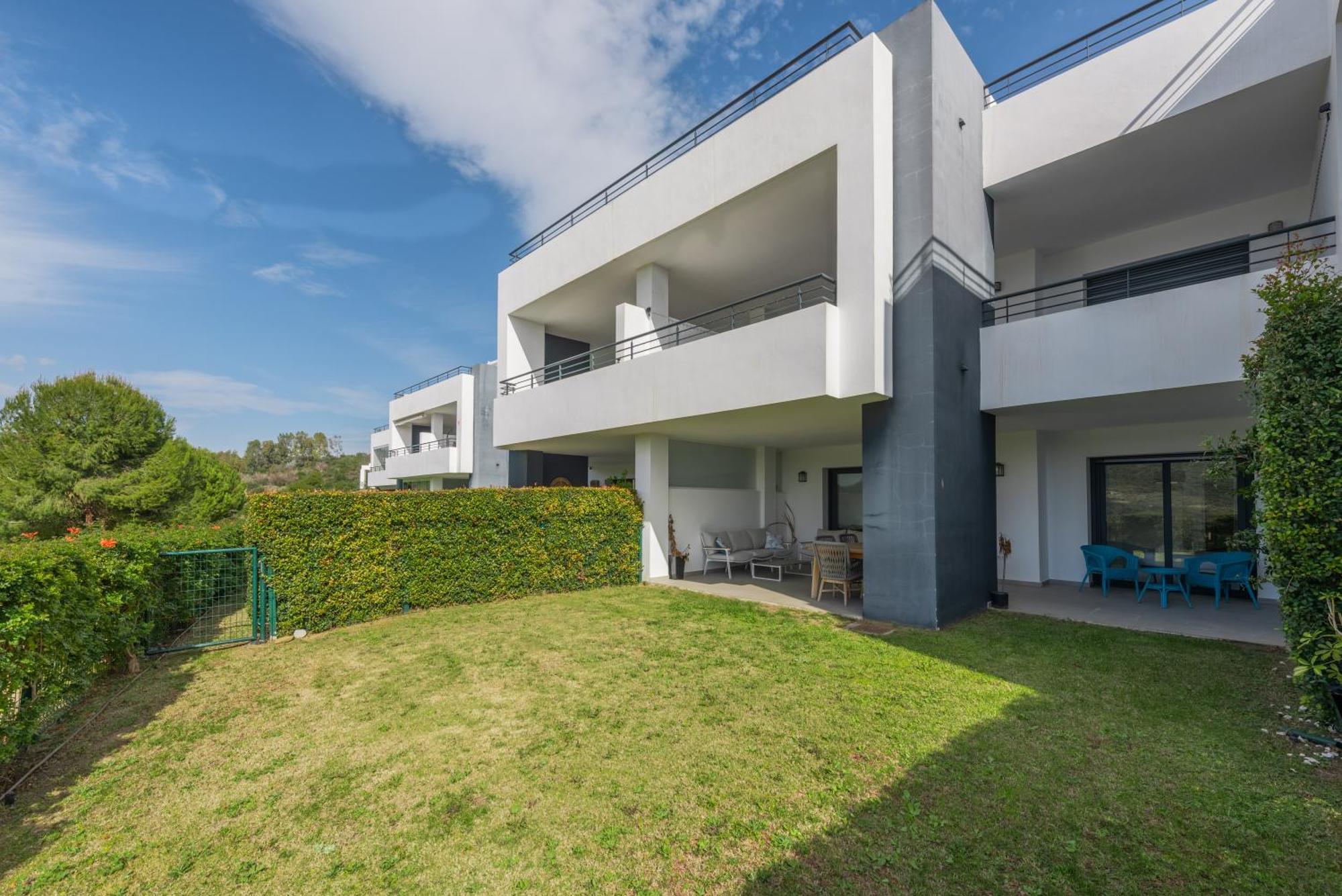 Golf Apartment *